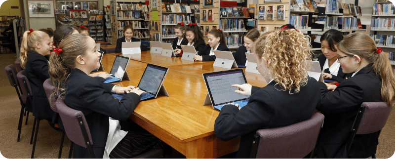baradene-image-students-computers